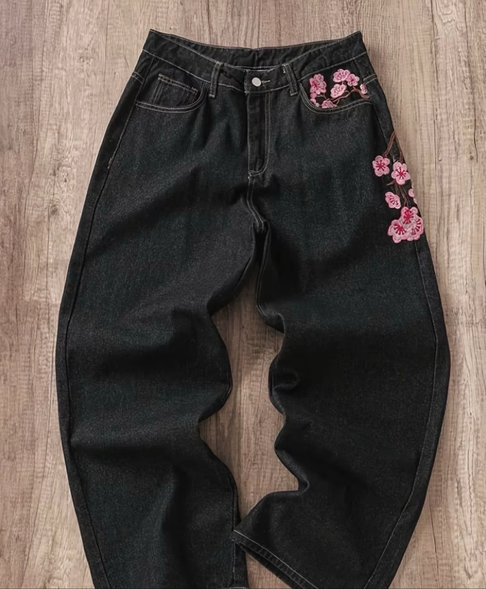 Jeans streatwear noirs brodés pour hommes avec motif de fleurs